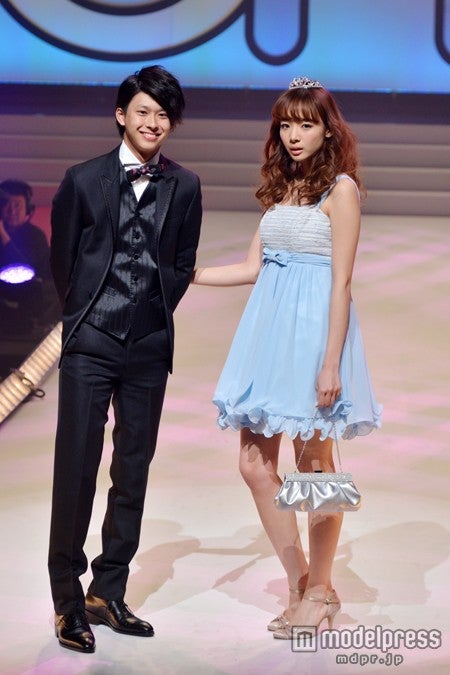 （左より）鈴木勝大、岡田紗佳