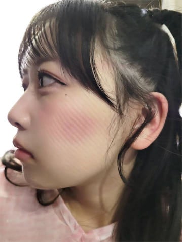 撮影中にぐっすり！？ FRUITS ZIPPER 松本かれん、頬がしましまになった寝跡ショットが「愛おしすぎる」