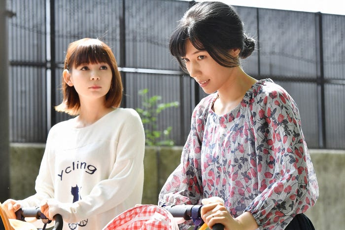 中川翔子、仲里依紗/「あなたのことはそれほど」第6話より(画像提供:TBS)