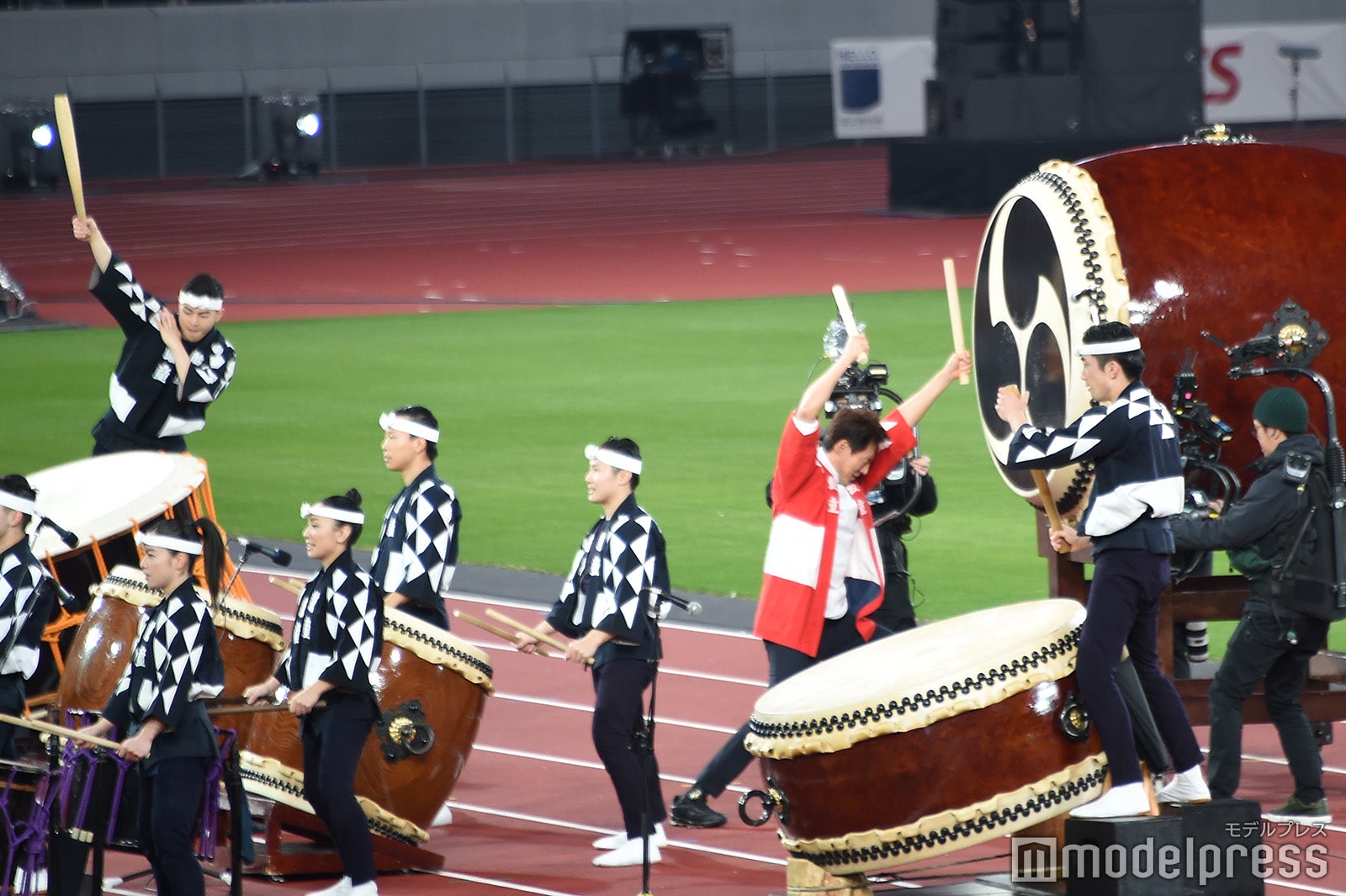 松岡修造も和太鼓演奏に参加（C）モデルプレス