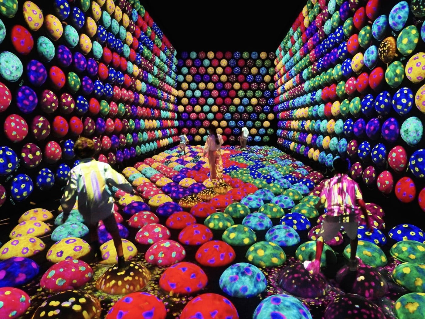 新たに公開される作品の1つ。チームラボ《あおむしハウスの高速回転跳ね球》Courtesy teamLab Borderess, Jeddah © チームラボ