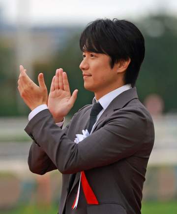 プレゼンターで俳優の風間俊介が菊花賞の単勝をゲット「いや～シビれましたね」 大興奮で寄っていった人物とは？「差し出された手が嬉し過ぎて…」