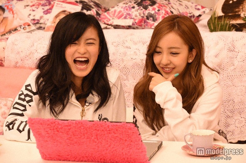 板野友美（右）と小島瑠璃子（左）