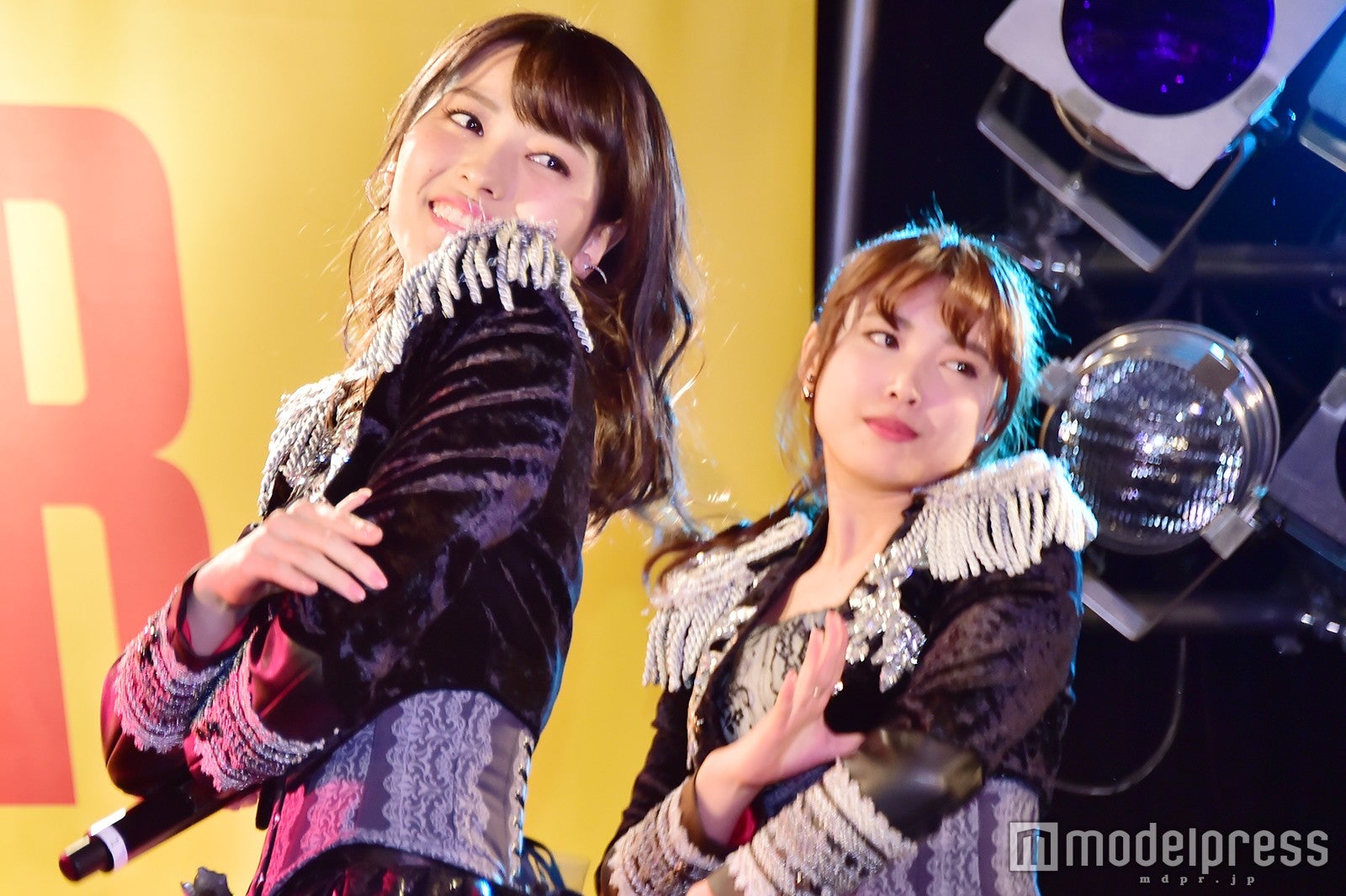 ℃-ute（左から）矢島舞美、中島早貴 （C）モデルプレス