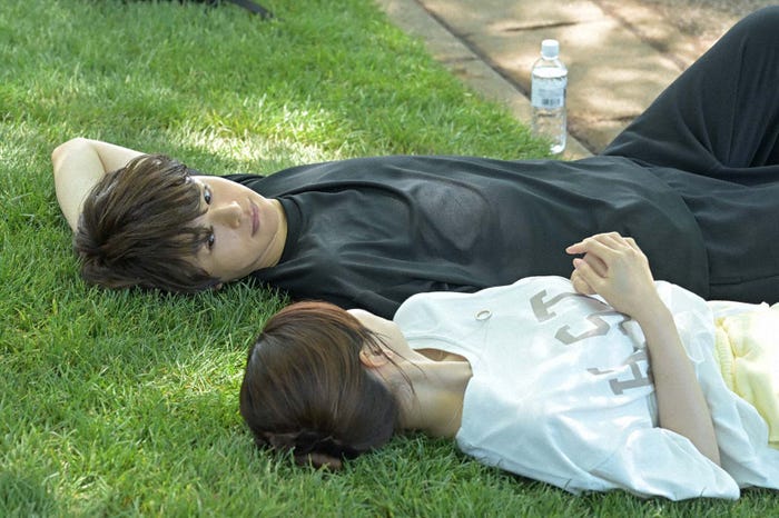 生見愛瑠、瀬戸康史「くるり~誰が私と恋をした?~」第7話より(C)TBS