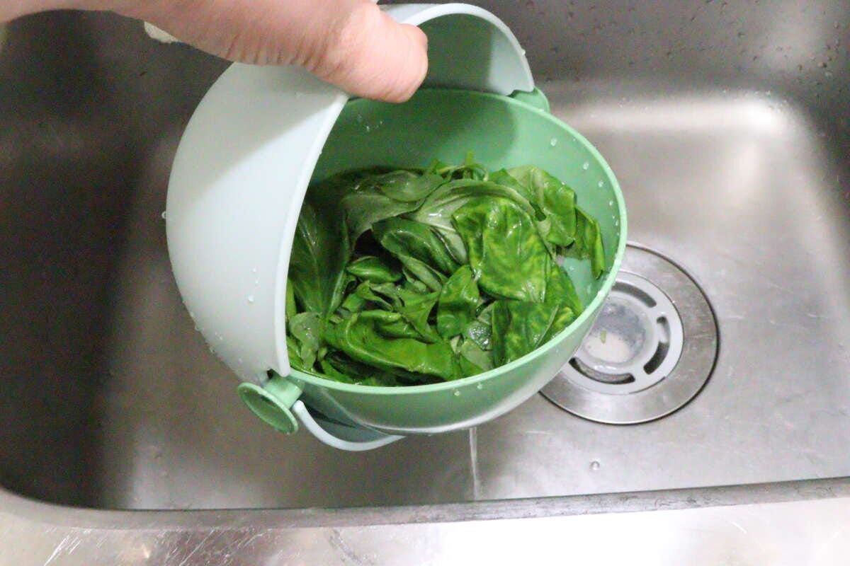 ダイソーの取っ手付水切りザルボウルは水切りがしやすい