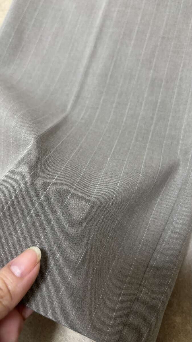 ユニクロタックワイドパンツ　ストライプの生地感