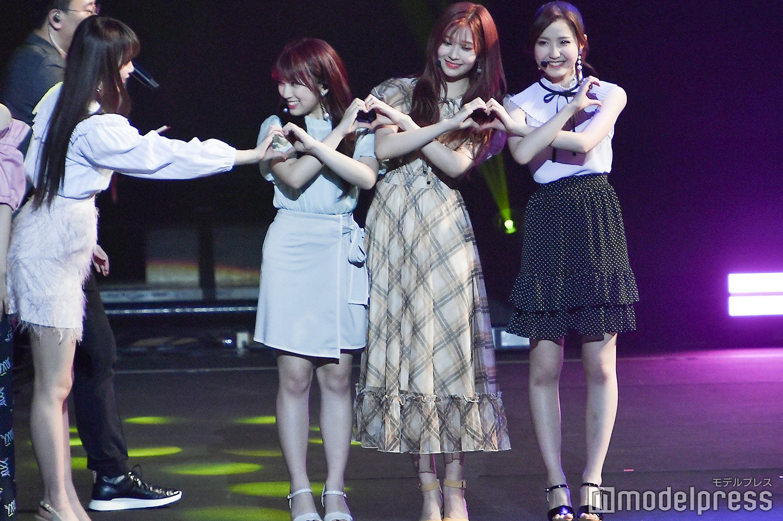 ハートマークをつなげるチェ・イェナ
／IZ*ONE （C）モデルプレス