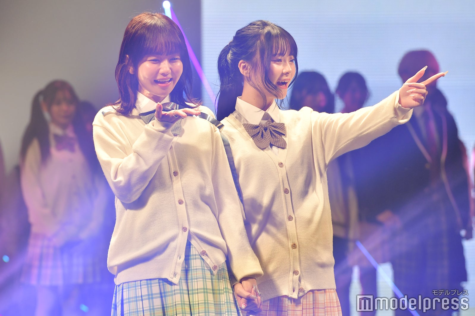 「花束オオカミ」で話題の韓国人インフルエンサー・ちせ＆さくてぃん（さくら）、トップバッターで「GAKUSEI RUNWAY」開幕 美脚際立つ制服姿披露＜学生ランウェイ＞