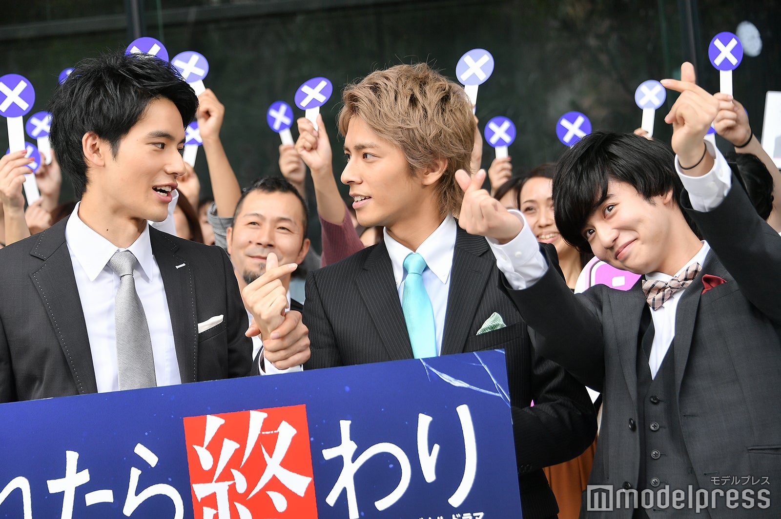 “指ハート”を岡田健史に止められる中尾暢樹　ゆうたろうはバッチリ決める（C）モデルプレス
