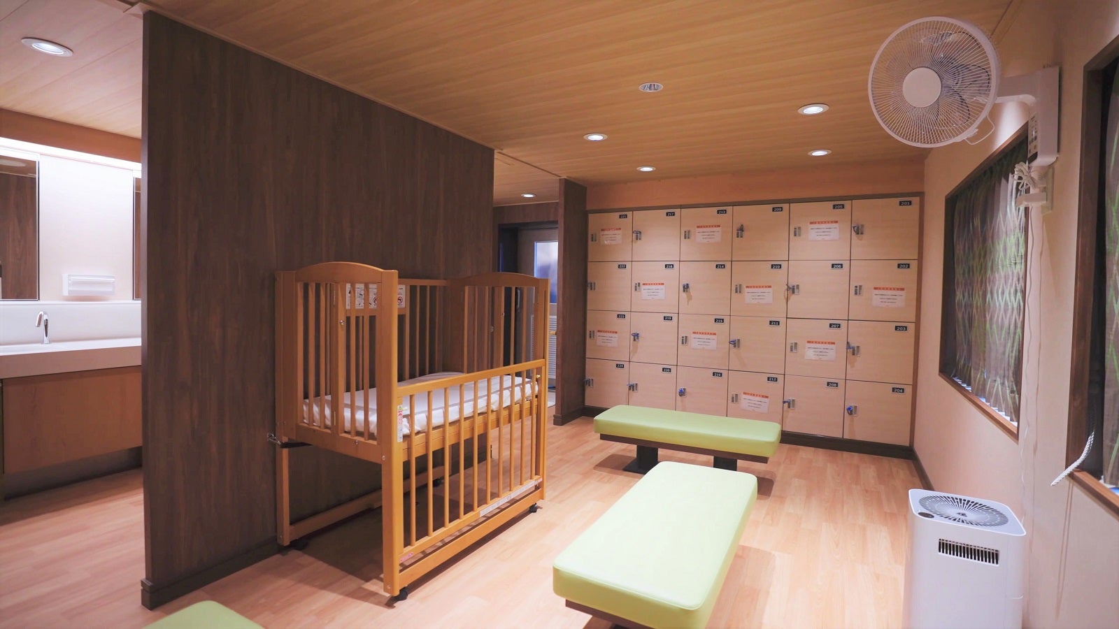 大浴場のロッカー（提供写真）