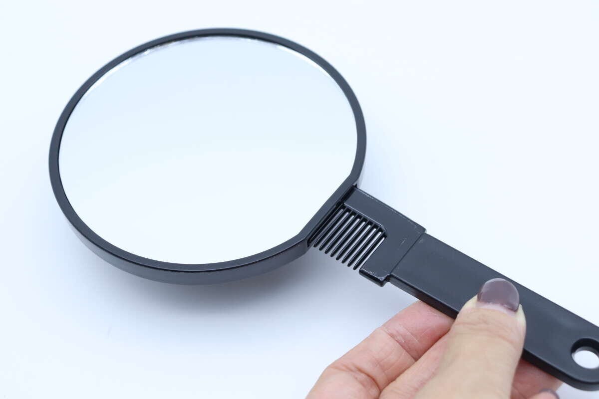 ダイソーの櫛付きハンドミラー（ラウンド）の持ち手を引き抜く