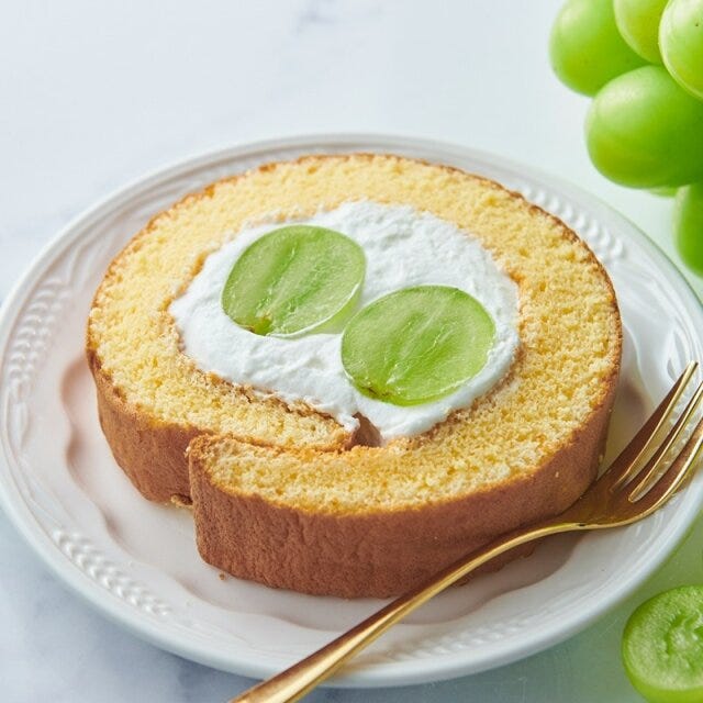 シャトレーゼ　シャインマスカット　期間限定スイーツ　山梨県産シャインマスカットのふんわりロール