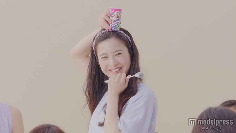 吉高由里子「恥ずかしい…」キュートな決めポーズに照れ笑い