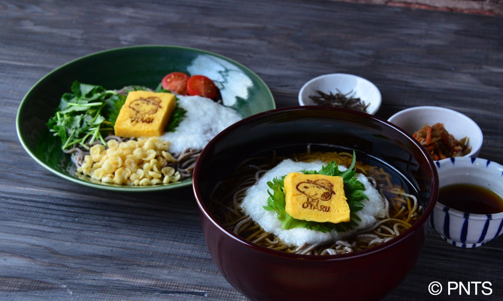 スヌーピー 北海道そば～温かいとろろそば 1,078円、スヌーピー 北海道そば～冷たいとろろそば 1,078円税込（提供画像）