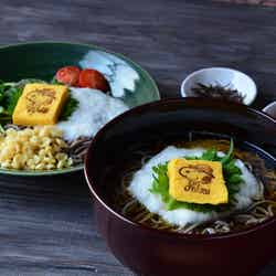 スヌーピー 北海道そば~温かいとろろそば 1,078円、スヌーピー 北海道そば~冷たいとろろそば 1,078円税込(提供画像)