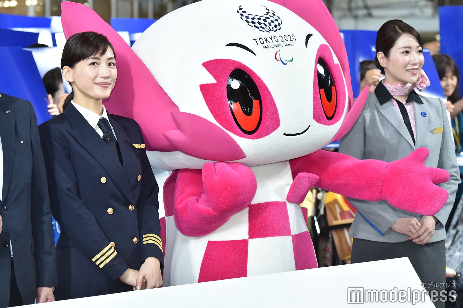 （左）綾瀬はるか（C）モデルプレス