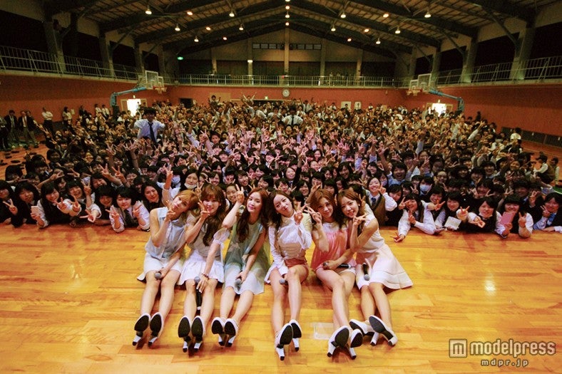 “6人の妖精”Apink、高校の全校集会でサプライズLIVE 学生の夢を実現