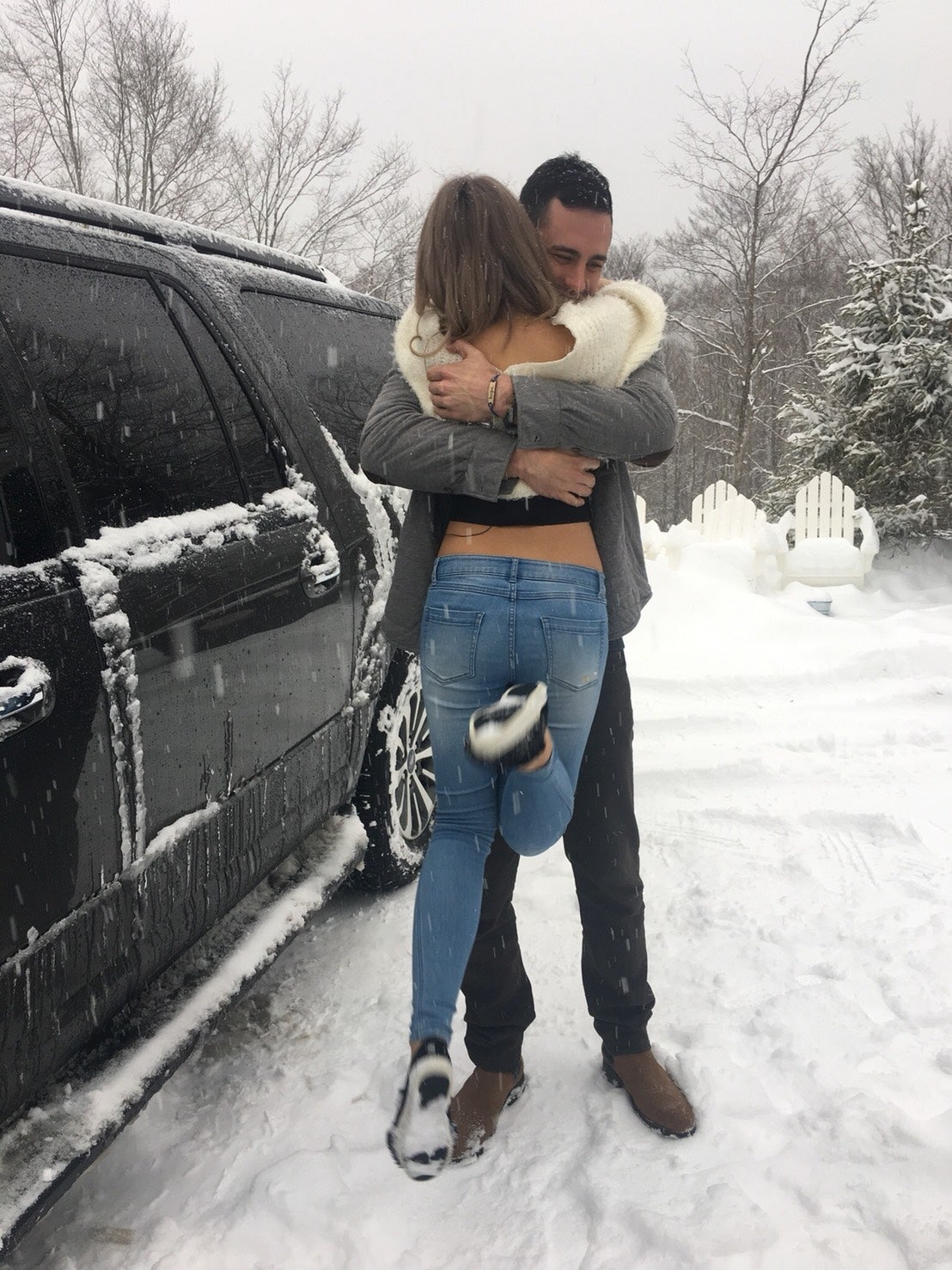 抱きしめられるゆきぽよ（写真提供：所属事務所）