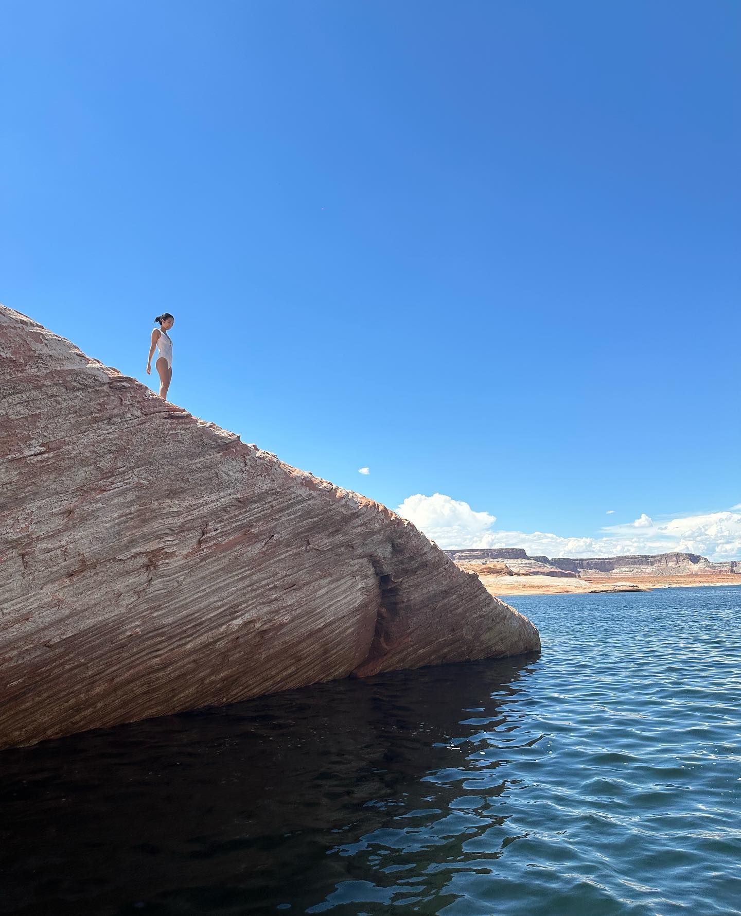 水着姿のJENNIE／JENNIE公式Instagramより