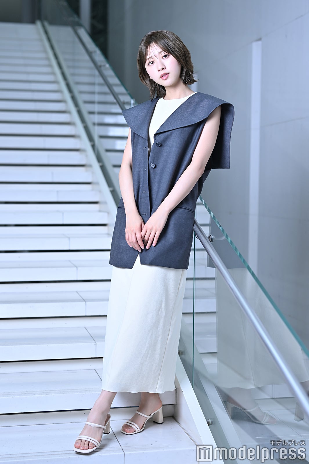 日向坂46 富田鈴花 着用モデル 日向坂46富田鈴花1st写真集、旅先で偶然の出会い果たした2
