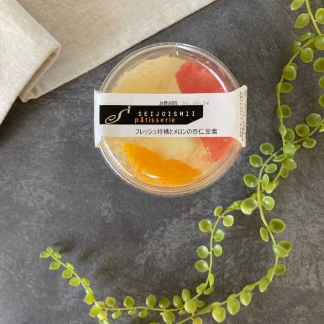 開封前の彩りフルーツの杏仁豆腐