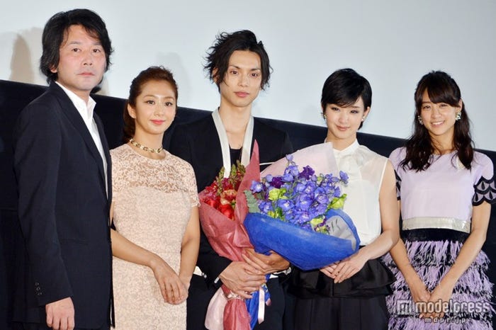 映画「黒執事」初日舞台挨拶(写真左から)大谷健太郎監督、優香、水嶋ヒロ、剛力彩芽、山本美月