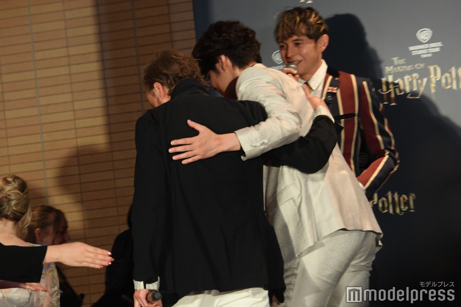 肩を組みながら退場するトム・フェルトン、宮野真守（C）モデルプレス