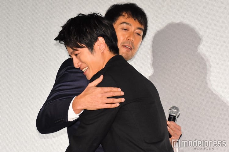 画像1 12 溝端淳平 涙で阿部寛に感謝 熱い抱擁交わす 祈りの幕が下りる時 モデルプレス