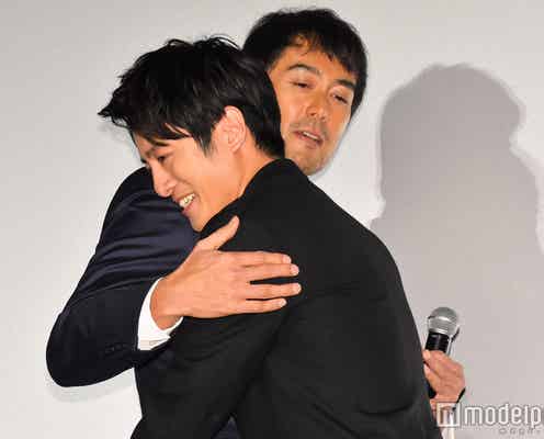 溝端淳平、涙で阿部寛に感謝 熱い抱擁交わす<祈りの幕が下りる時>