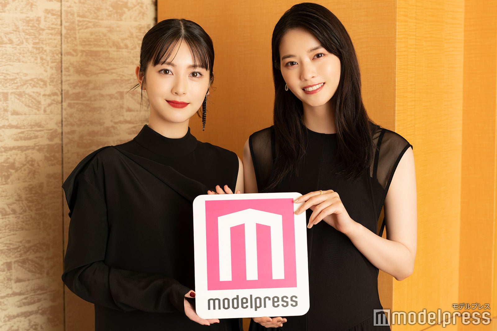 モデルプレスのインタビューに応じた、浜辺美波と西野七瀬（C）モデルプレス