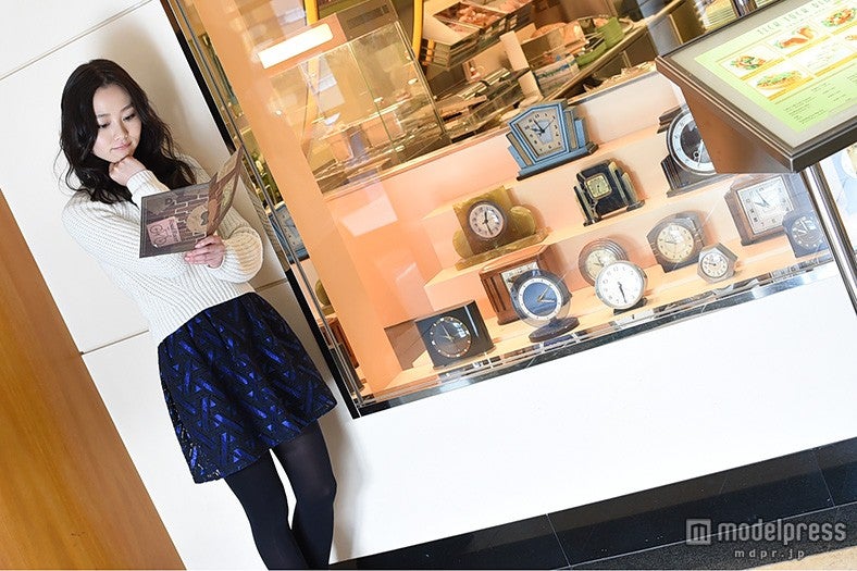 デリカフェ「チックタック・ダイナー」前／モデル：阿井莉沙