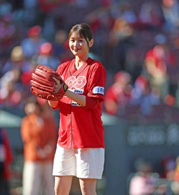透明感凄っ！広島OBの愛娘がマツダスタジアムで始球式 赤ユニ＆白ショーパンが「かわいかった」23年ホリプロスカウトキャラバンでグランプリ