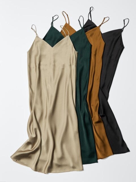 サテンキャミソールワンピース 2025秋冬ユニクロ値下げサテンキャミソールワンピース