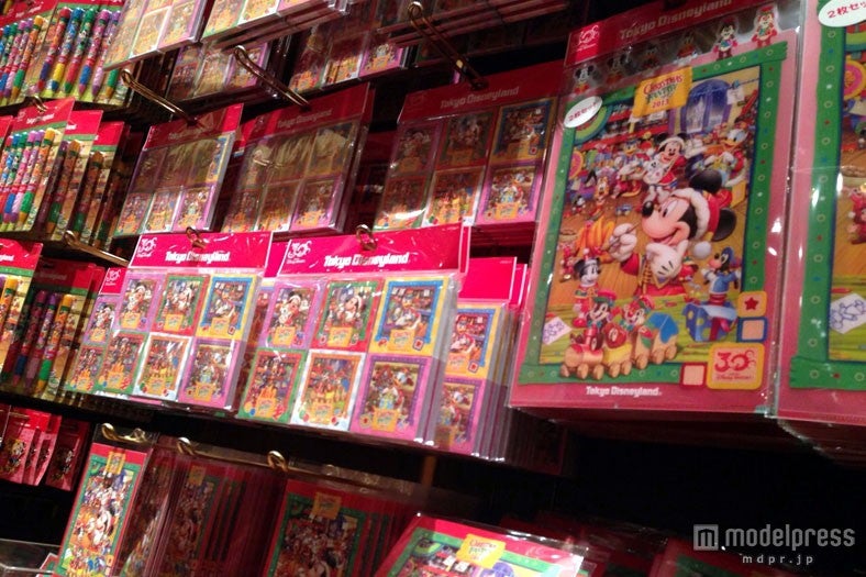 「ディズニー・サンタヴィレッジ」のおもちゃ工場をテーマにしたグッズが並ぶ／TDL