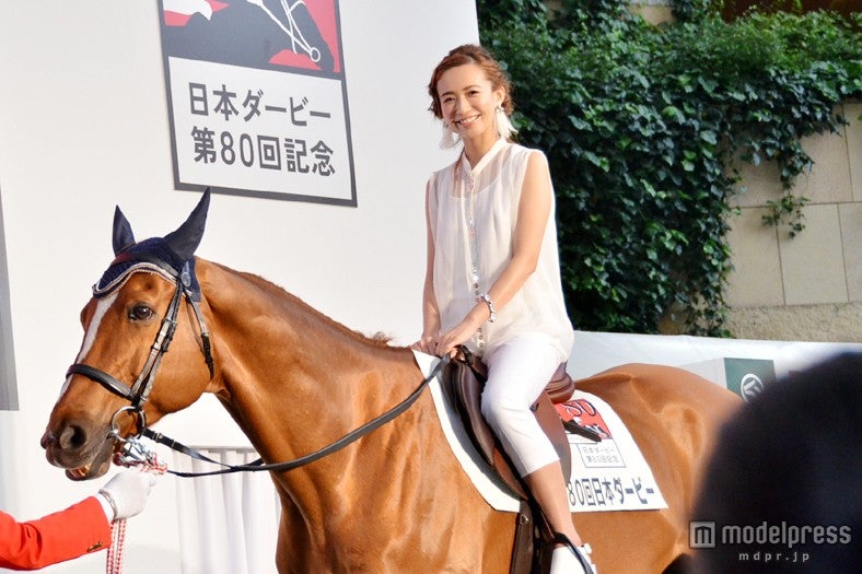 サラブレッドに乗って登場した優木まおみ