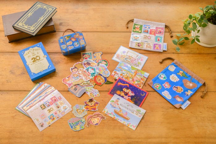ステッカーセット(20枚入り)2,600円ポストカードセット(21枚入り)3,900円きんちゃくセット(2個入り)2,500円(C)Disney
