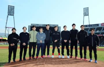 広島 小園がドラ1父とガッチリ握手「なんでも聞いてください！」過去の意外な関係性とは？