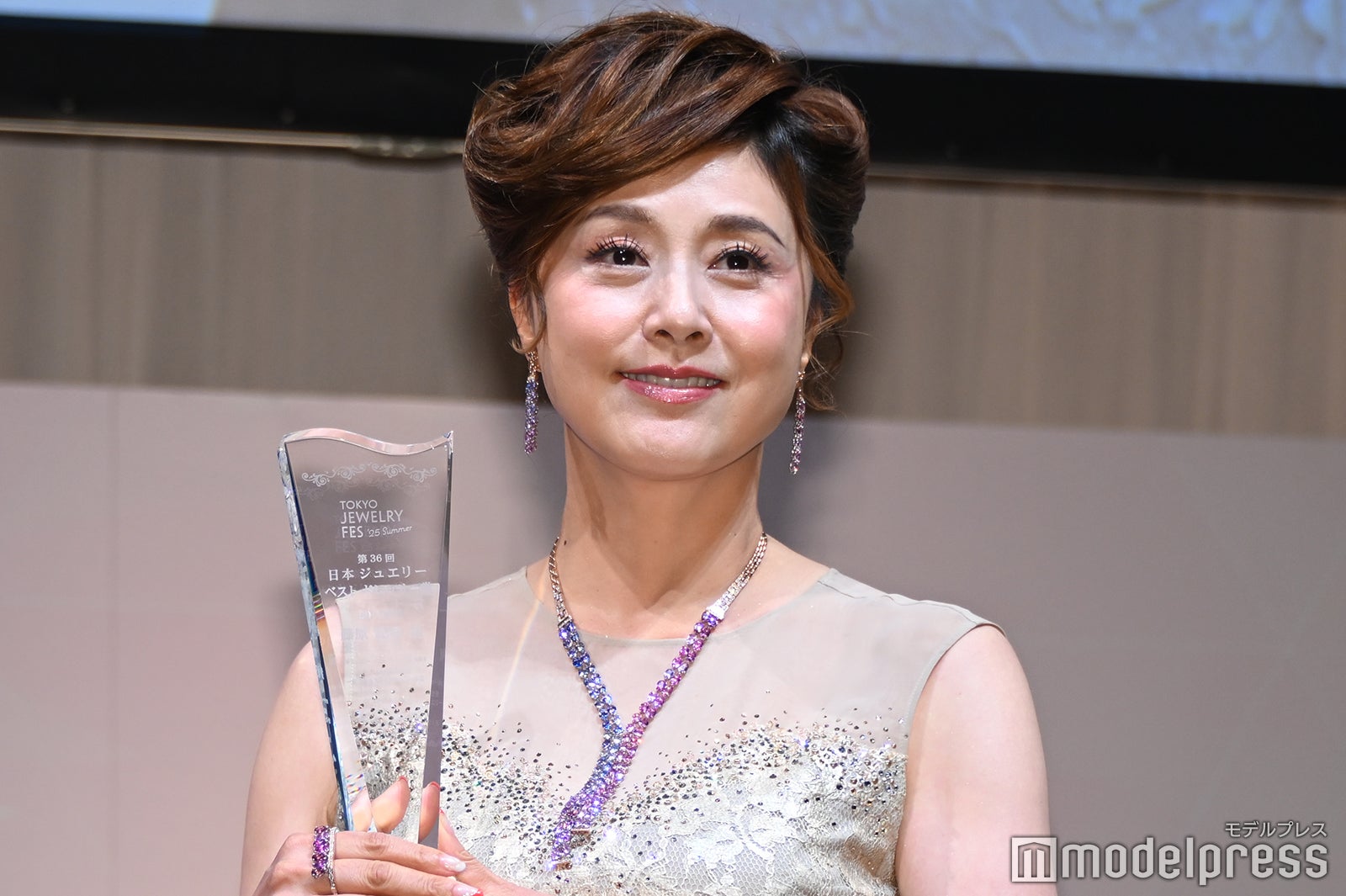 藤原紀香、5年ぶり2度目の「ジュエリーベストドレッサー賞」受賞 夫・片岡愛之助からの婚約指輪は「私のお守り」【第36回 日本ジュエリーベストドレッサー賞】