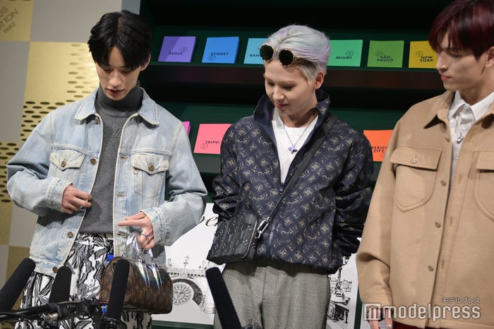 佐藤景瑚のポイント解説を見守る川尻蓮、金城碧海(C)モデルプレス