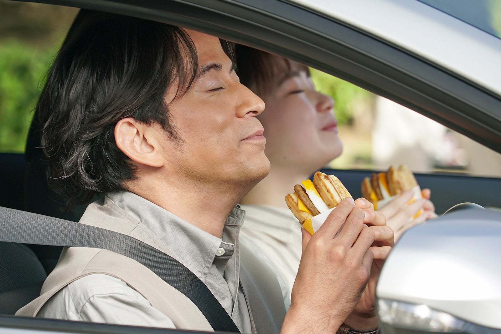 岡田准一、山田杏奈／朝マック「朝こそ自分を甘やかすのだ／ドライブスルー」篇メイキングより（提供写真）
