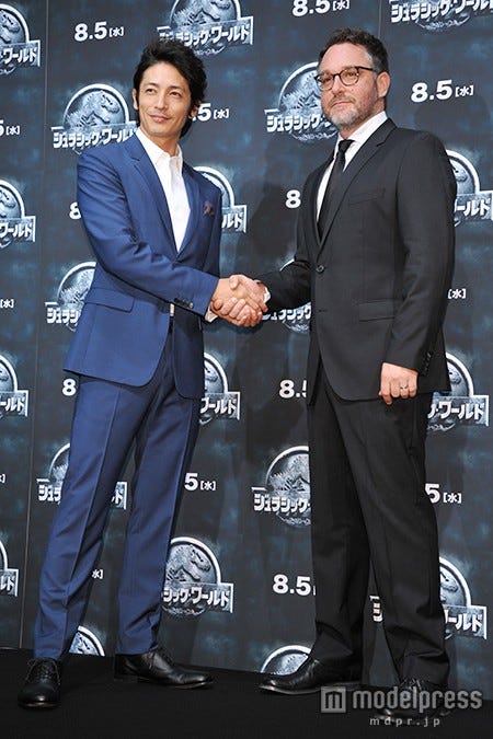 コリン・トレボロウ監督と握手を交わす玉木宏