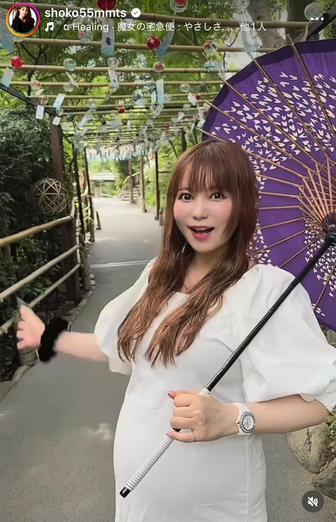 画像4/33) 第1子妊娠中・中川翔子、ふっくらお腹際立つ白ワンピ