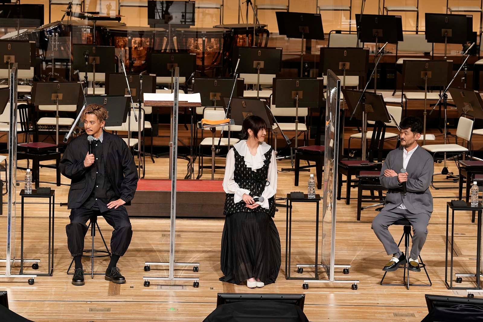 小栗旬、新垣結衣、芹澤興人 （C）NHK