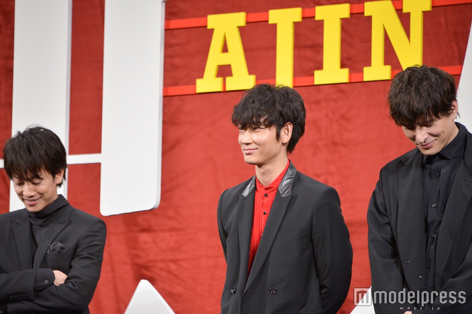 綾野剛と笑いをこらえる佐藤健＆城田優（C）モデルプレス