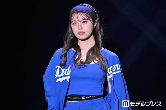 おさき、スラリ美脚披露 ドジャースユニフォームを可憐に着こなし【超十代2024】