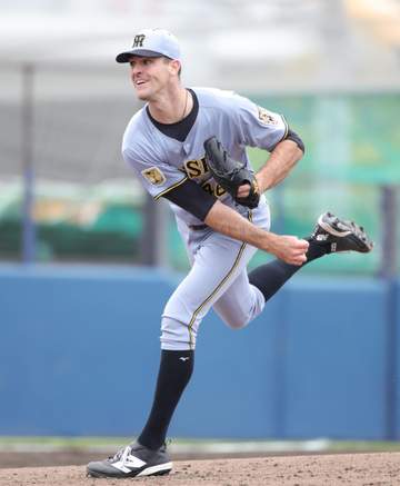 阪神・ラグズデールにアクシデント 捕手・嶋村の二塁送球が直撃 トレーナー駆けつけるも続投 折れたバットのキャッチ試みるシーンも 1試合で2度のヒヤリ