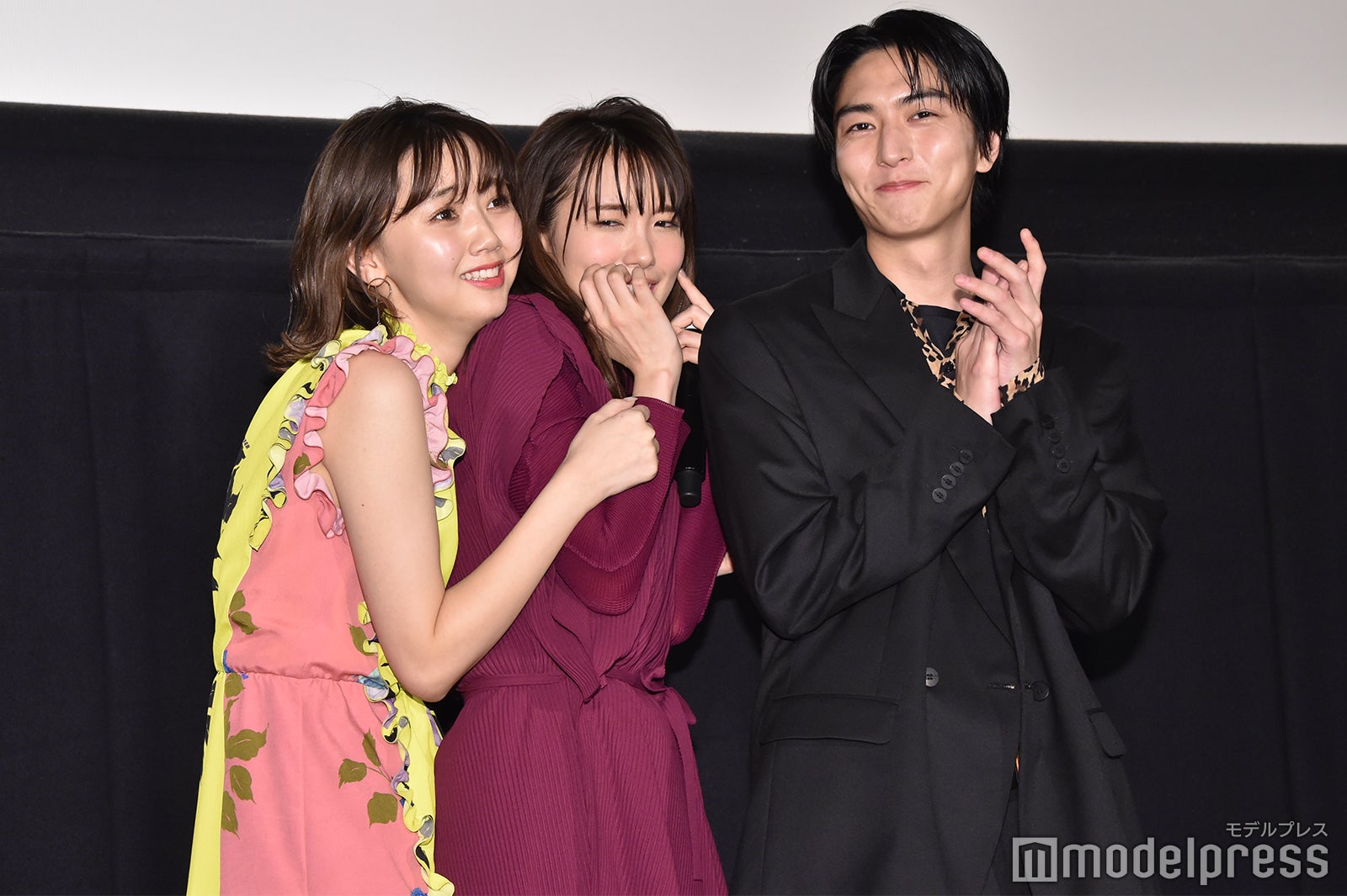 急なサプライズに驚く江野沢愛美、飯豊まりえ、稲葉友 （C）モデルプレス