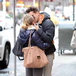 5日朝、NYの路チュー中のスカーレット・ヨハンソンと新恋人のロマン・ドリアックさん。Photo：INFPhoto/アフロ