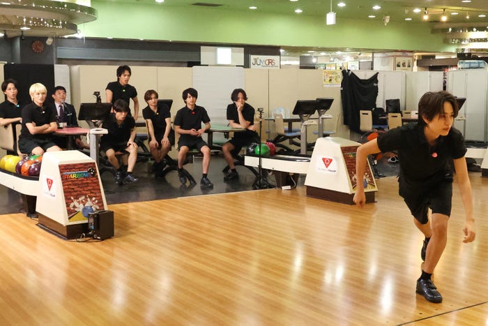 (左から)寺西拓人、篠塚大輝、伊藤利尋アナ、松島聡、原嘉孝、猪俣周杜、佐藤勝利、菊池風磨、橋本将生(C)フジテレビ